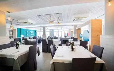 Mesas puestas en el restaurante Blanca Brisa Cabo de Gata. Ambiente marino con decoración de peces.