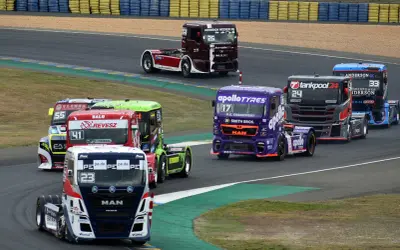 Course de camions spectaculaire, les 24h camions en pleine action. Plusieurs bolides colorés s'affrontent sur le circuit.
