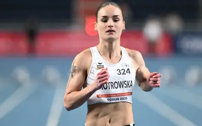 Aleksandra Piotrowska, lekkoatletka, biegnie na torze.