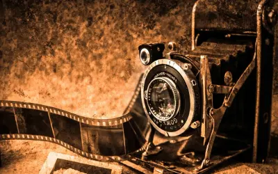 Stary aparat mieszkowy z rolką kliszy, jakby z czasów, kiedy wynaleziono fotografię.