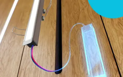 Oświetlenie LED w ścianie, z profilem aluminiowym i przewodami, tworzy nowoczesny efekt świetlny na drewnianej powierzchni.