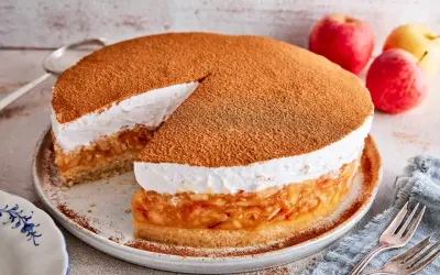 Saftige schwedische Apfeltorte mit Zimt und Sahne, bereit zum Genießen.
