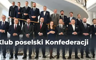 Klub parlamentarny Konfederacji: grupa posłów w garniturach, zjednoczona, ale z widocznymi podziałami w głosowaniach.