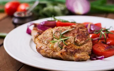 Grillowany stek z rozmarynem i warzywami, idealny na dietę lwa.