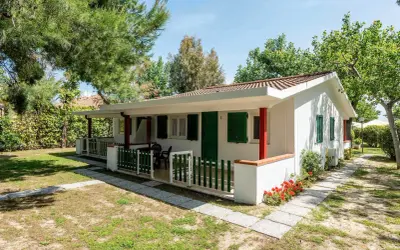 Bungalow in villaggi turistici Abruzzo per bambini, con veranda e giardino fiorito. Ideale per vacanze in famiglia.