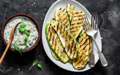 Perfekt gegrillte Zucchinischeiben mit Kräuterquark. Ein leichter Genuss, der Lust auf mehr macht.