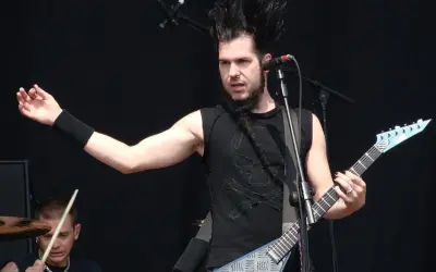Wayne Static z zespołu Static-X, którego produkcja filmu o nim została wstrzymana przez rodzinę, gra na gitarze.