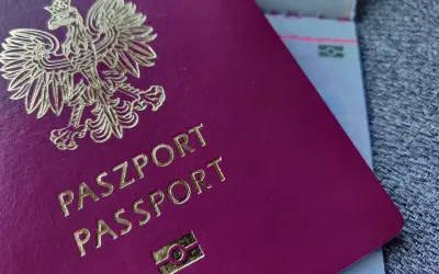 Polski paszport biometryczny wzór z godłem orła. Gotowy do podróży po świecie.