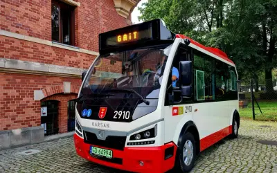 Autobus linii 2910 Karsan, z napisem "GAIT" na wyświetlaczu, czeka na pasażerów. Sprawdź pkp katowice rozkład jazdy koleje śląskie.