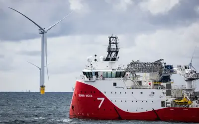 Statek Seaway Moxie przy pracy na budowie farmy wiatrowej na Bałtyku. W tle widać potężne turbiny wiatrowe.