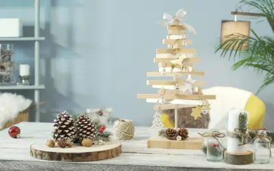 Un albero in legno fai da te, decorato con palline e renne dorate, crea un'atmosfera natalizia rustica.