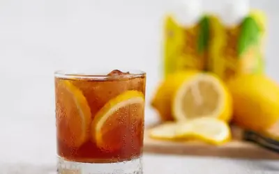 Salud y sabor: Descubre bebidas sin gas ni azúcar caseras y de súper