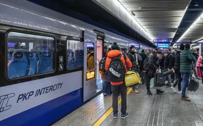 Pasażerowie czekają na peronie na pociąg PKP Intercity. Wygląda na to, że doszło do awarii taboru, bo pociąg stoi z otwartymi drzwiami, a ludzie z bagażami stoją w kolejce.