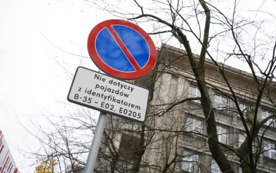 Znak zakazu parkowania z tabliczką informującą, że nie dotyczy pojazdów z identyfikatorami B-35 – E02, E0205.