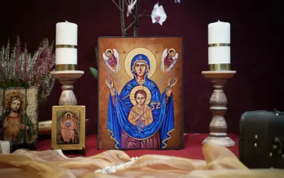 Ikony Matki Bożej i Jezusa, świece, kwiaty i różaniec. Te symbole religijne i ich znaczenie są głęboko zakorzenione w wierze.