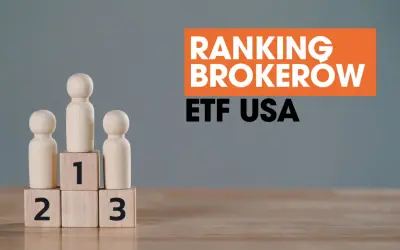Drewniane pionki na podium z numerami 1, 2, 3. Obok napis "RANKING BROKEROW ETF USA". Pomoc w wyborze brokera.