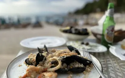 Pyszne risotto z owocami morza i mule w jednej z saranda restauracji, z widokiem na plażę i morze.