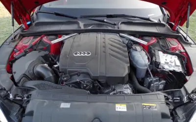 Silnik 2.0 TFSI w Audi A5, gotowy do pracy.