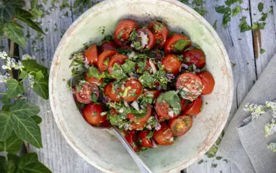 En skål med en fräsch tomatsallad, perfekt som tillbehör eller som ett enkelt tomat recept.