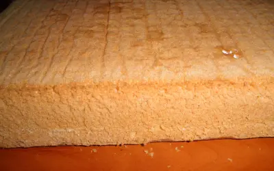 Puszysty biszkopt na dużą blachę, idealny do tortów i deserów. Przepis na puszysty biszkopt na dużą blachę.