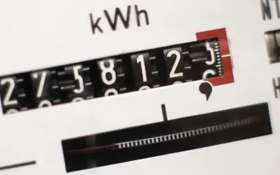 Stromzähler zeigt 27581,2 kWh an. Dies könnte den Stromverbrauch pro Kopf in einem Haushalt widerspiegeln.