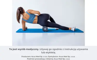 Kobieta wykonuje rolowanie po treningu, masując udo rollerem na niebieskiej macie.
