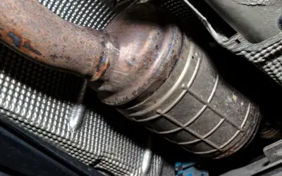 Rdza na katalizatorze Renault, być może powód błędu DTC P0420.