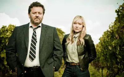 Två detektiver i en vingård, redo för nya spännande tv4 play serier deckare.