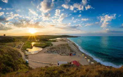 Zachód słońca nad bułgarskim wybrzeżem. Piękny, słoneczny klimat zachęca do odpoczynku na plaży.