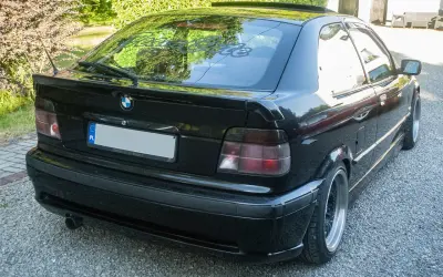 BMW E36 Cabrio spoiler: Wybierz styl, uniknij kiczu!