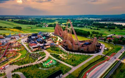 Widok z lotu ptaka na park rozrywki Energylandia z drewnianą kolejką górską. Idealne miejsce na rodzinny wypad, gdzie każdy znajdzie coś dla siebie, nawet posiadając bilet ulgowy Energylandia.