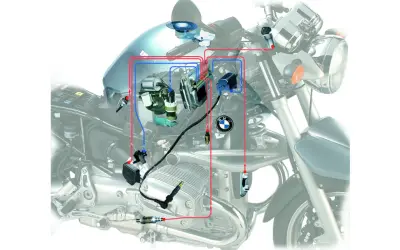 Schemat układu paliwowego motocykla BMW z zaznaczonymi elementami i przewodami.