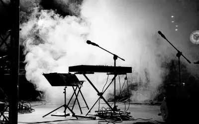 Scena z dymem, klawisze i mikrofony. Atmosfera jak z koncertu Pink Floyd, pełna tajemnic i historii.