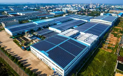 Fotowoltaika dla firm – jak obniżyć koszty energii i zwiększyć niezależność energetyczną przedsiębiorstwa?