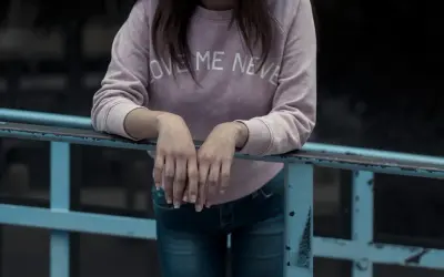 Jak wybrać idealną bluzę damską na co dzień? Trendy, fasony i praktyczne wskazówki do stylizacji