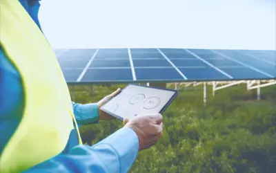 Mężczyzna zarządza magazynem energii dzięki wykorzystaniu systemów opartych o AI