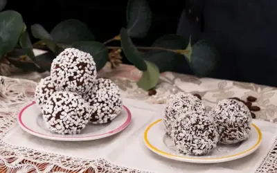 Chokladbollar recept: Mjuka, rullade i kokos och pärlsocker, redo att avnjutas.