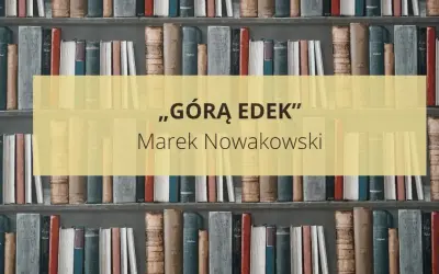Na półkach stoją książki, a na środku żółty prostokąt z napisem „GÓRĄ EDEK” i nazwiskiem Marek Nowakowski.