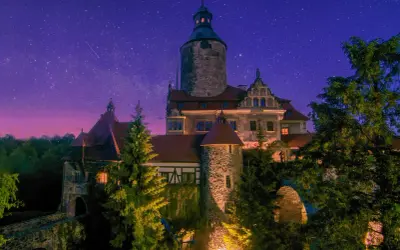Zamek nocą, pod rozgwieżdżonym niebem, zaprasza na magiczną noc muzeów.