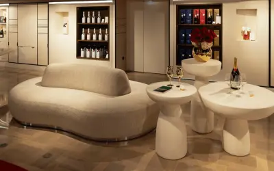 Elegante Lounge mit Moët-Flaschen und Gläsern. Die Herkunft des Champagners wird hier stilvoll präsentiert.