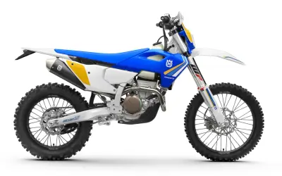 Husqvarna 350 dane techniczne: biało-niebieski motocykl crossowy z żółtymi akcentami, gotowy na terenowe wyzwania.