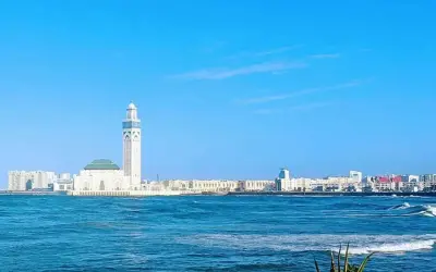 Meczet Hassana II w Casablance nad oceanem, z widokiem na miasto.