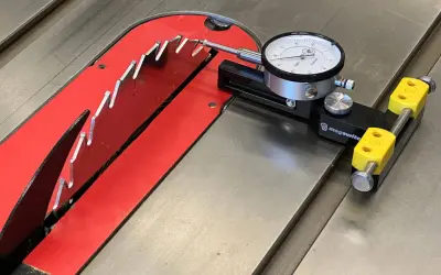 Réglage précis de la lame de scie circulaire sur table avec un comparateur pour fabriquer un guide.
