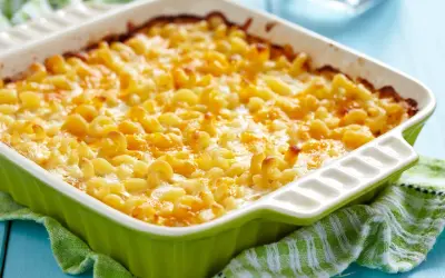 Überbackene Makkaroni mit Käse in einer grünen Auflaufform. Ein köstliches Gericht, das sich gut für Buttermilch Rezepte eignet.