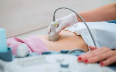 Lekarz wykonuje USG jamy brzusznej, badanie to może pomóc odpowiedzieć na pytanie, czy usg jamy brzusznej wykryje raka.