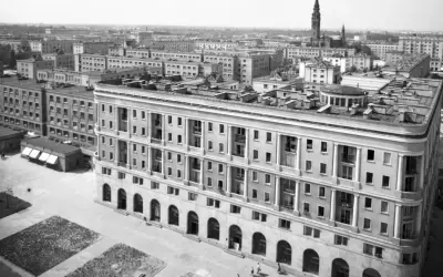 Jak sprawdzić czy budynek jest wpisany do rejestru zabytków? Na zdjęciu widać architekturę miejską z okresu PRL.