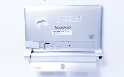Tył tabletu Lenovo Yoga Tablet 2-830F. Dowiedz się, jak zresetować tablet Lenovo, gdy napotkasz problemy.