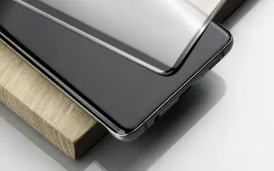 Eleganckie szkło ceramiczne czy hartowane na telefon, idealnie dopasowane do krawędzi.