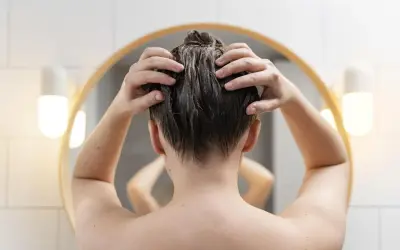 Peeling do skóry głowy na sucho czy mokro - co wybrać dla siebie?