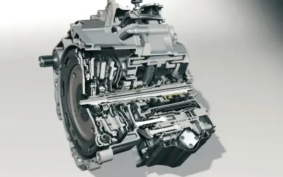Przekrój skrzyni biegów DSG, ukazujący złożony mechanizm z kołami zębatymi i elementami hydraulicznymi.